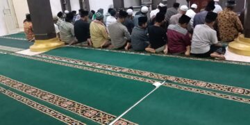 Subuh Berjamaah di Masjid Baiturrahman, Polisi dan Warga Ciptakan Suasana Sejuk