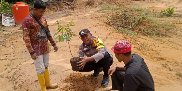 Polsek Kerumutan Tanam Bibit Durian dan Manggis di Pelalawan