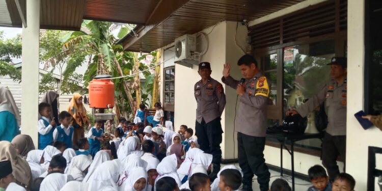 Siswa TK Kunjungi Polsek Bunut, Polisi Kenalkan Profesi dan Tertib Lalu Lintas