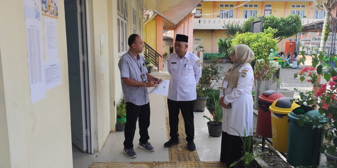 Kepsek Zakaria Dampingi Tim BPMP Aceh Monitoring TKA Di SMPN 1 Takengon