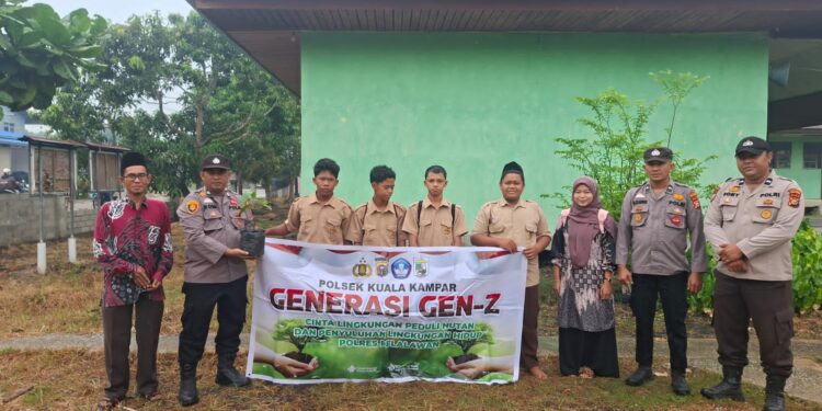 Polsek Kuala Kampar Tanam Bibit Mangga Dukung Program Kapolda Riau