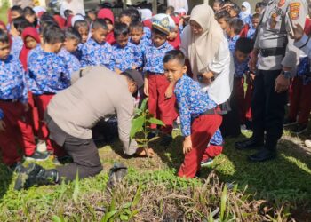 Tanam Bibit Manggis dan Lengkeng, Polisi Dukung Program Green Policing