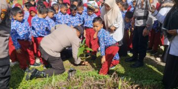 Tanam Bibit Manggis dan Lengkeng, Polisi Dukung Program Green Policing
