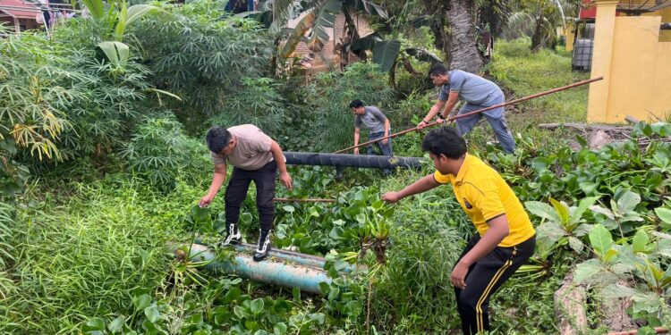 Polsek Ukui Gelar Gotong Royong, Wujudkan Lingkungan Bersih dan Pelayanan Prima