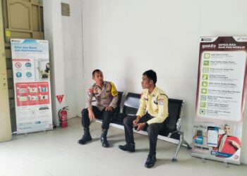 Bhabinkamtibmas Sambangi Warga Pangkalan Kerinci Barat, Sampaikan Imbauan Kamtibmas