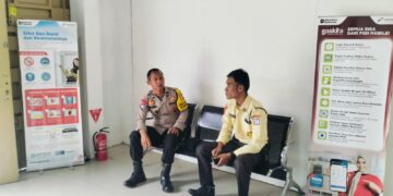 Bhabinkamtibmas Sambangi Warga Pangkalan Kerinci Barat, Sampaikan Imbauan Kamtibmas