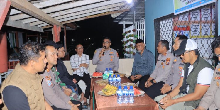 Kapolres Kampar Kunjungi Pos Satkamling Desa Hangtuah, Serahkan Bantuan dan Dengarkan Aspirasi Warga