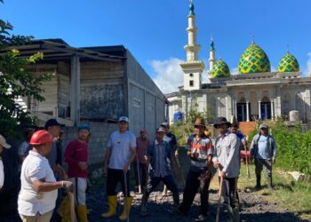 Ditinggal Pemerintah, Warga Lot Kala Patungan Perbaiki Jalan Rusak Pasca Bencana