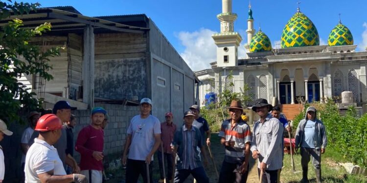 Ditinggal Pemerintah, Warga Lot Kala Patungan Perbaiki Jalan Rusak Pasca Bencana