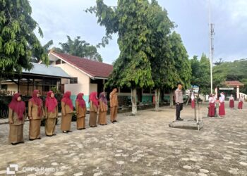 Bhabinkamtibmas Jadi Pembina Upacara, Tanamkan Disiplin hingga Bahaya Judi Online pada Pelajar