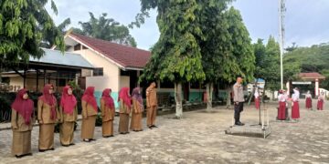 Bhabinkamtibmas Jadi Pembina Upacara, Tanamkan Disiplin hingga Bahaya Judi Online pada Pelajar