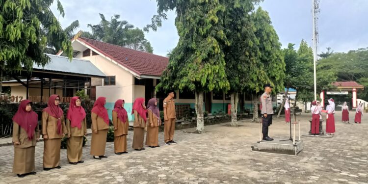 Bhabinkamtibmas Jadi Pembina Upacara, Tanamkan Disiplin hingga Bahaya Judi Online pada Pelajar