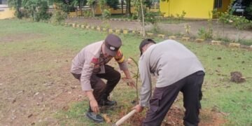 Polsek Ukui Tanam Pohon Dukung Program Green Policing Bapak Kapolda Riau