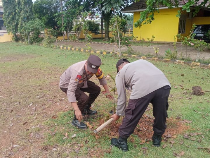 Polsek Ukui Tanam Pohon Dukung Program Green Policing Bapak Kapolda Riau