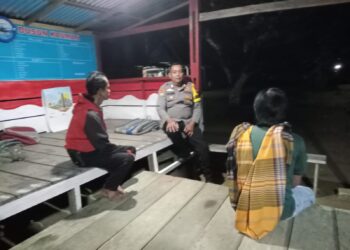 Polsek Kerumutan Cek Pos Kamling, Perkuat Pengamanan Lingkungan Warga di Malam Hari