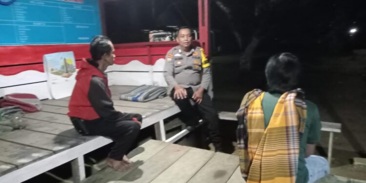 Polsek Kerumutan Cek Pos Kamling, Perkuat Pengamanan Lingkungan Warga di Malam Hari