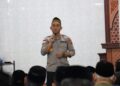 Safari Subuh, Kapolres Aceh Tengah Ajak Warga Jaga Kamtibmas, Waspada Hoaks dan Tingkatkan Pengawasan Anak  Aceh Tengah — Kapolres Aceh Tengah AKBP Muhamad Taufiq, S.I.K., M.H., mengajak masyarakat untuk terus menjaga keamanan dan ketertiban masyarakat (kamtibmas), mewaspadai penyebaran informasi hoaks, serta meningkatkan kedisiplinan berlalu lintas dan pengawasan terhadap anak.  Ajakan tersebut disampaikan dalam kegiatan Safari Subuh “Rabu Berkah” yang digelar di Masjid Raudhatul Jannah, Kampung Blang Kolak I, Kecamatan Bebesen, Kabupaten Aceh Tengah, Rabu (15/4/2026).  “Alhamdulillah, hingga saat ini situasi kamtibmas di Kabupaten Aceh Tengah secara umum dalam keadaan aman dan kondusif. Kondisi ini harus kita jaga bersama,” ujar Taufiq di hadapan jamaah.  Ia juga mengingatkan masyarakat agar lebih bijak dalam menyikapi informasi yang beredar, khususnya di media sosial. Menurutnya, masyarakat perlu memastikan kebenaran informasi sebelum mempercayai atau menyebarkannya.  “Waspadai berita hoaks yang belum tentu benar dan belum terverifikasi, seperti isu kelangkaan BBM beberapa waktu lalu. Alhamdulillah, stok BBM di Aceh Tengah masih aman dan tidak ada kenaikan,” katanya.  Selain itu, Kapolres menekankan pentingnya tertib berlalu lintas sebagai upaya menjaga keselamatan di jalan. Ia mengimbau masyarakat untuk selalu menggunakan helm saat berkendara.  “Gunakan helm bukan karena takut kepada polisi, tetapi demi keselamatan diri sendiri. Penggunaan helm dapat meminimalkan risiko fatalitas saat terjadi kecelakaan,” ujarnya.  Dalam kesempatan tersebut, Taufiq juga menyoroti pentingnya peran orang tua dalam mengawasi serta membangun komunikasi dengan anak-anak guna mencegah kenakalan remaja maupun potensi tindak kejahatan.  Ia mencontohkan kasus laporan anak hilang yang sempat ditangani, namun kemudian diketahui anak tersebut hanya menginap di rumah temannya tanpa memberi kabar kepada keluarga.  “Hal ini terjadi karena kurangnya pengawasan dan komunikasi. Untuk itu, mari kita tingkatkan perhatian dan kepedulian terhadap anak-anak kita,” katanya.  Kapolres berharap masyarakat tidak bosan mendengarkan serta meneruskan imbauan tersebut kepada keluarga dan lingkungan sekitar demi kebaikan bersama.  Kegiatan Safari Subuh ini turut dihadiri Bupati Aceh Tengah, Kepala Kantor Kementerian Agama, Ketua Dewan Masjid Indonesia (DMI) Aceh Tengah, Wakapolres, para pejabat utama Polres, para kapolsek jajaran, serta jamaah shalat subuh.