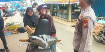 Polisi Turun Langsung ke Jalan, Patroli Humanis Polsek Ukui Jaga Kamtibmas, Warga Diedukasi di Tengah Aktivitas Pagi