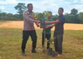 Polsek Kerumutan Tanam Bibit Durian dan Manggis, Dukung Program Penghijauan Kapolda Riau