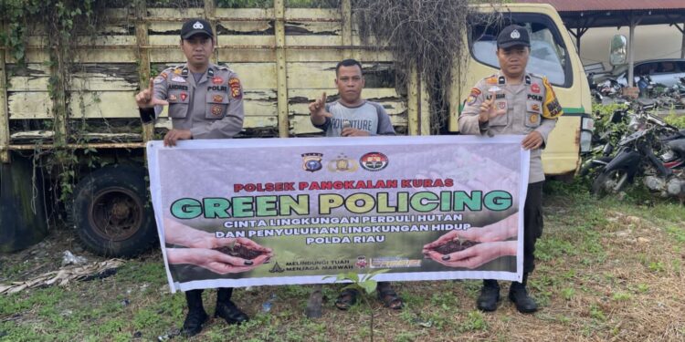 Polsek Pangkalan Kuras Tanam Bibit Manggis, Dukung Program Green Policing