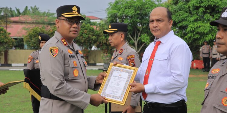 37 Anggota Polres Kampar Berprestasi serta Berdedikasi Tinggi, Terima Penghargaan dari Kapolres Kampar
