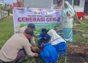 Polsek Kuala Kampar Tanam Bibit Pohon di Sekolah, Dukung Program Lingkungan Kapolda Riau