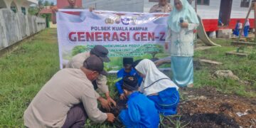 Polsek Kuala Kampar Tanam Bibit Pohon di Sekolah, Dukung Program Lingkungan Kapolda Riau