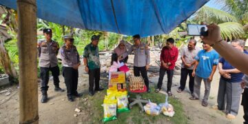 Kapolsek Siak Hulu Bagikan Bansos Kepada Korban Kebakaran Rumah, Berikan Bantuan Sembako dan Uang Tunai