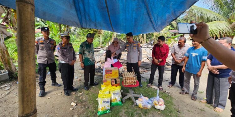 Kapolsek Siak Hulu Bagikan Bansos Kepada Korban Kebakaran Rumah, Berikan Bantuan Sembako dan Uang Tunai