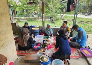 Bhabinkamtibmas dan Kades Angkasa Sambangi Warga, Edukasi Perlindungan Anak dan Kamtibmas