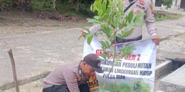 Polsek Bunut Tanam Bibit Rambutan di Mako, Dukung Program Penghijauan Polda Riau