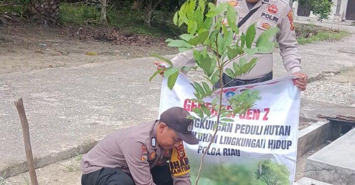 Polsek Bunut Tanam Bibit Rambutan di Mako, Dukung Program Penghijauan Polda Riau