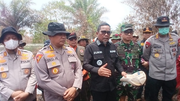 Bupati Zukri Turun Langsung, Tim Gabungan Berhasil Kendalikan Karhutla di Pelalawan