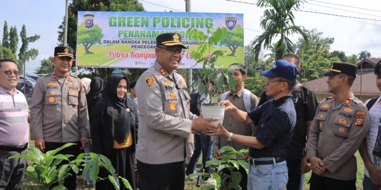 Polres Kampar Gelar “Goes To Campus” di STIE Bangkinang, Tanam 50 Pohon untuk Peduli Lingkungan dan Cegah Karhutla