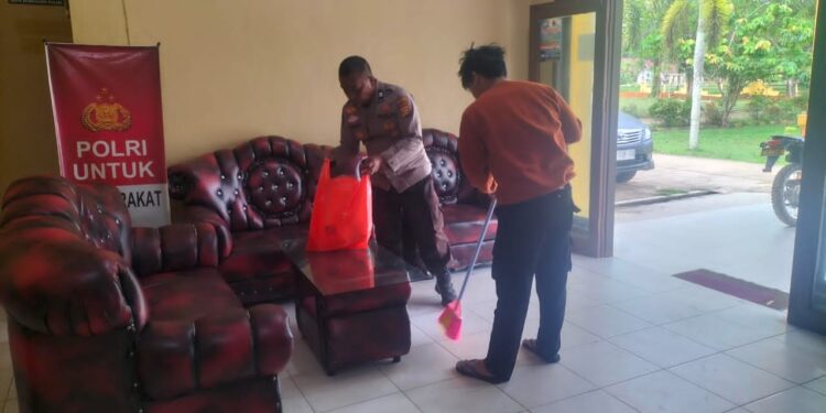 Polsek Ukui Gelar Gerakan Polri Asri, Awali Hari dengan Satu Jam Bersih-bersih