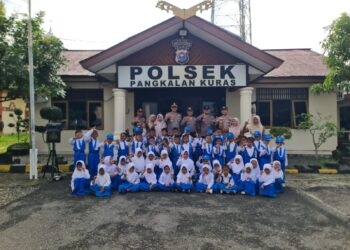 Puluhan Siswa TK Andalan Negeri Kunjungi Polsek Pangkalan Kuras, Belajar Tugas Polisi