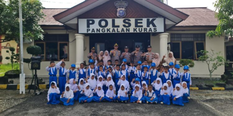 Puluhan Siswa TK Andalan Negeri Kunjungi Polsek Pangkalan Kuras, Belajar Tugas Polisi