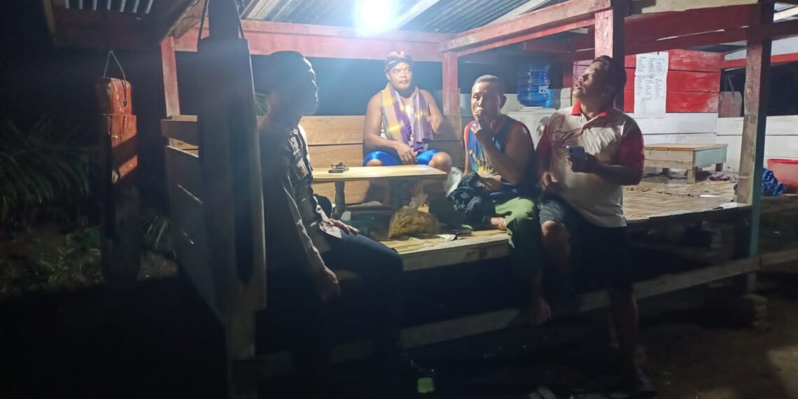 Polsek Kerumutan Cek Pos Kamling, Perkuat Harkamtibmas di Desa Beringin Makmur