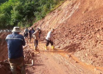 Akses Tunggal Pilar Wih Kiri–Tirmiara Rusip Antara Tertutup Longsor, Polisi dan Warga Bergerak Cepat Bersihkan Material