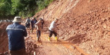 Akses Tunggal Pilar Wih Kiri–Tirmiara Rusip Antara Tertutup Longsor, Polisi dan Warga Bergerak Cepat Bersihkan Material