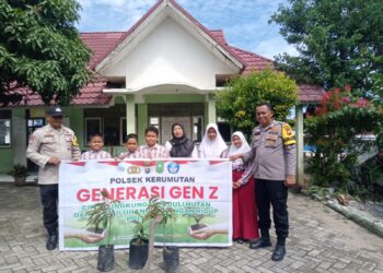 Polsek Kerumutan Tanam Bibit Durian dan Manggis di Sekolah, Dukung Penghijauan