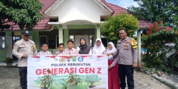 Polsek Kerumutan Tanam Bibit Durian dan Manggis di Sekolah, Dukung Penghijauan