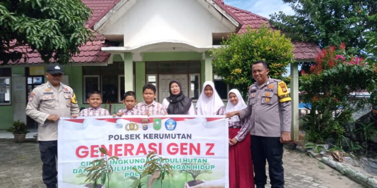 Polsek Kerumutan Tanam Bibit Durian dan Manggis di Sekolah, Dukung Penghijauan
