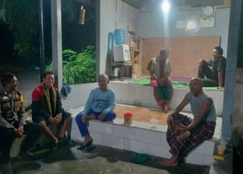 Bhabinkamtibmas Sambangi Pos Satkamling Mekarjaya, Ajak Warga Jaga Kamtibmas