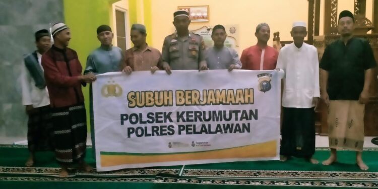 Subuh Berjamaah di Masjid Al Ikhlas, Polsek Kerumutan Jaga Kondusivitas Wilayah
