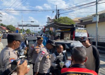 Jumat Berkah Polres Aceh Tengah Kembali Bagikan Makanan dan Bubur untuk Masyarakat di Depan Mapolres