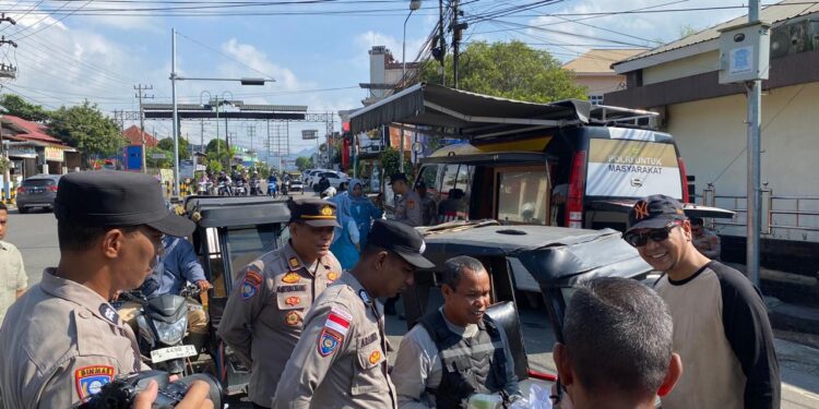 Jumat Berkah Polres Aceh Tengah Kembali Bagikan Makanan dan Bubur untuk Masyarakat di Depan Mapolres