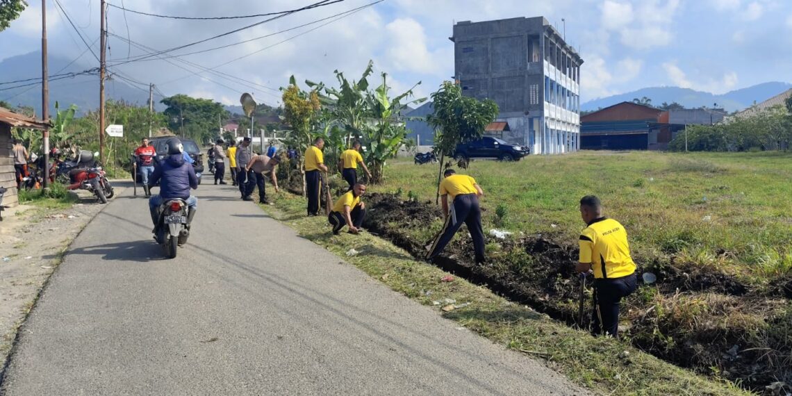Brimob Kompi 3 Batalyon D Pelopor Bersama Polsek Bebesen Dan Warga Gotong Royong 