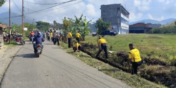Brimob Kompi 3 Batalyon D Pelopor Bersama Polsek Bebesen Dan Warga Gotong Royong 