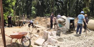 Polsek Ukui Kebut Renovasi Jembatan Presisi, Hari ke-IX Fokus Pengecoran Lantai